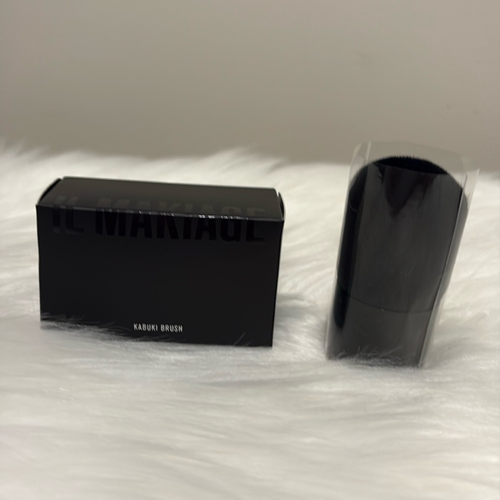 IL Makiage Kabuki Brush NEW in Box